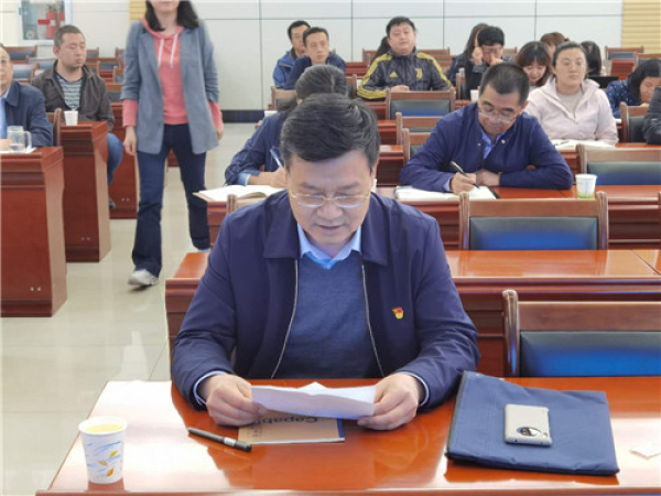 賴(lài)遠明作重點(diǎn)發(fā)言